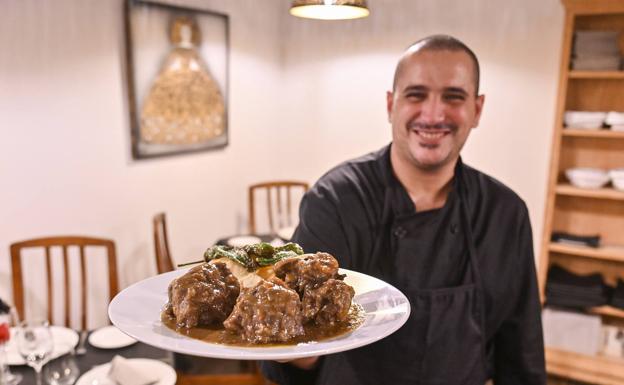 Ángel, cocinero de Casa Azcona, muestra su rabo estofado.