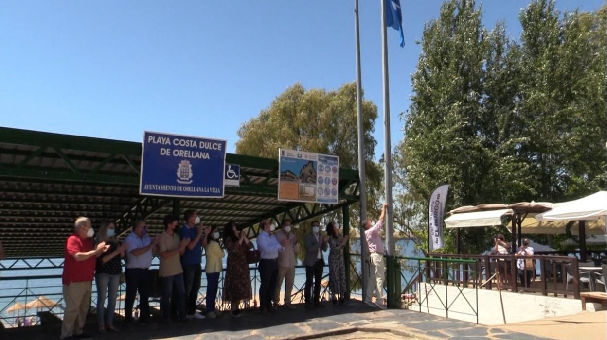 Dos banderas azules ondean ya en Orellana, abierta al baño