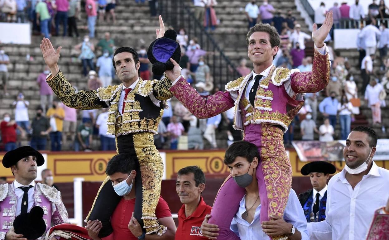 Emilio de Justo y Ginés Marín abandonan a hombros la plaza de Badajoz. 