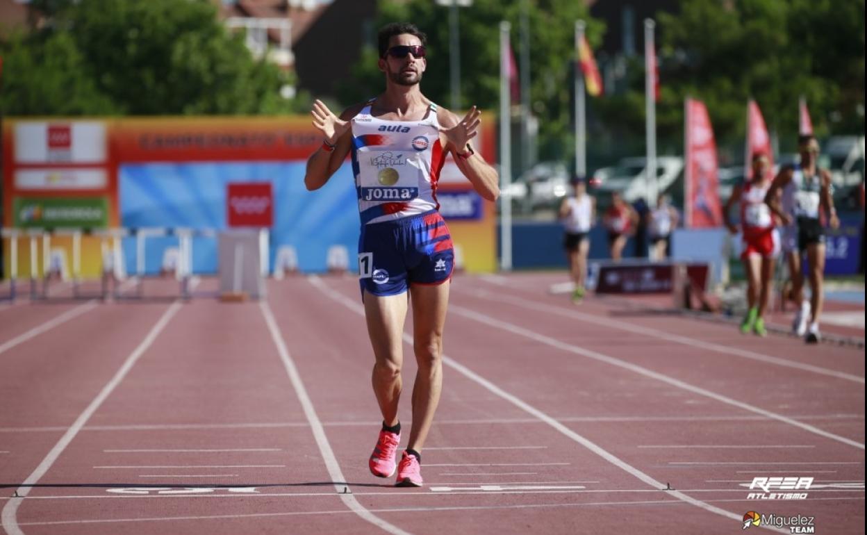 Álvaro Martín celebra el triunfo al rebasar la línea de meta. 