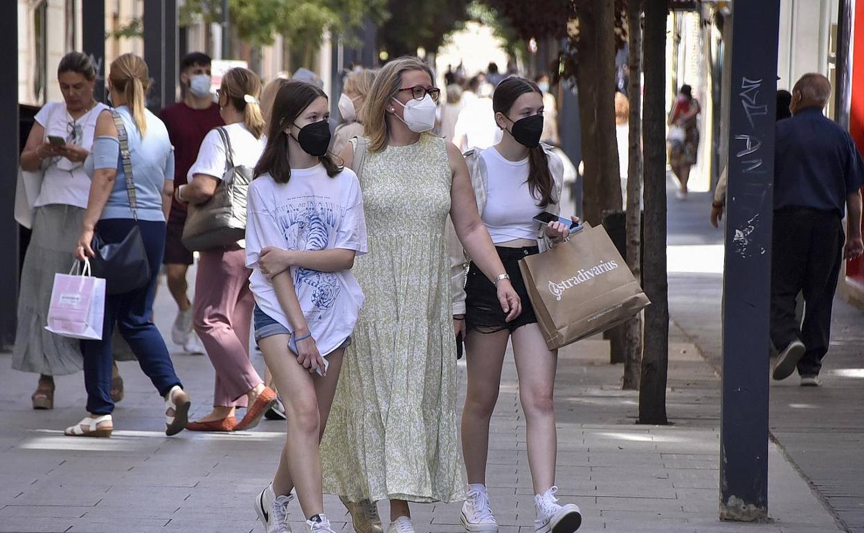 Peatones con mascarilla este martes en Badajoz.