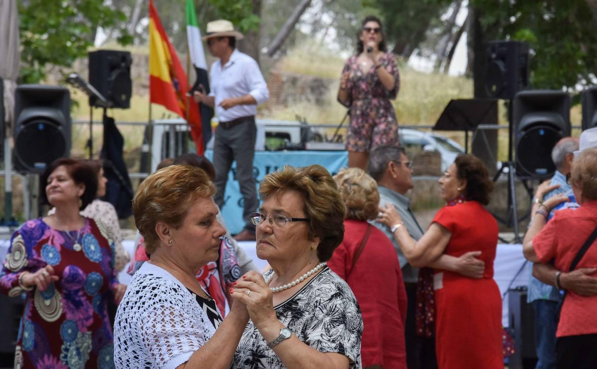 Dos mujeres bailando agarradas en una verbena celebrada en un pueblo extremeño en 2018. 