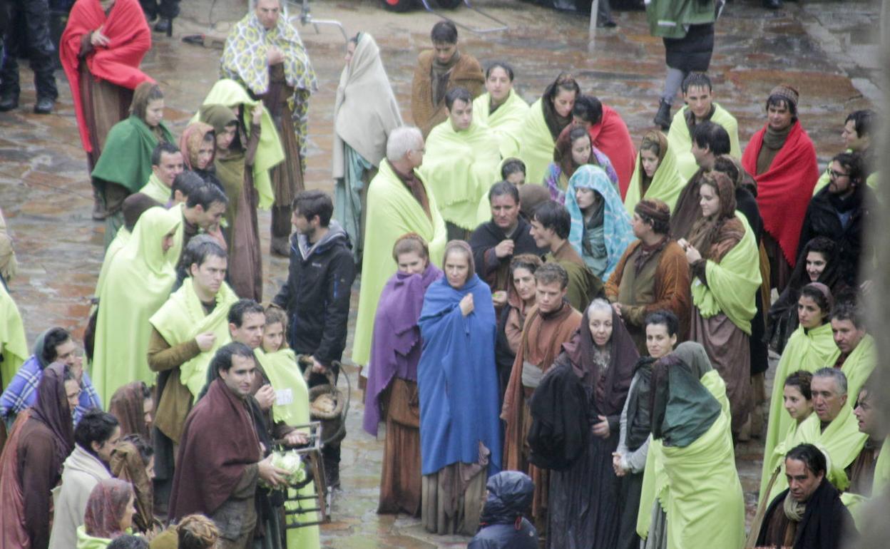 Figurantes cacereños durante el rodaje de 'Juego de Tronos ' en la Plaza de Santa María en 2016. 