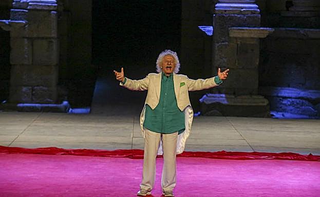 Rafael Álvarez, durante su interpretación anoche en el Teatro Romano de Mérida en 'Los dioses y Dios'. 