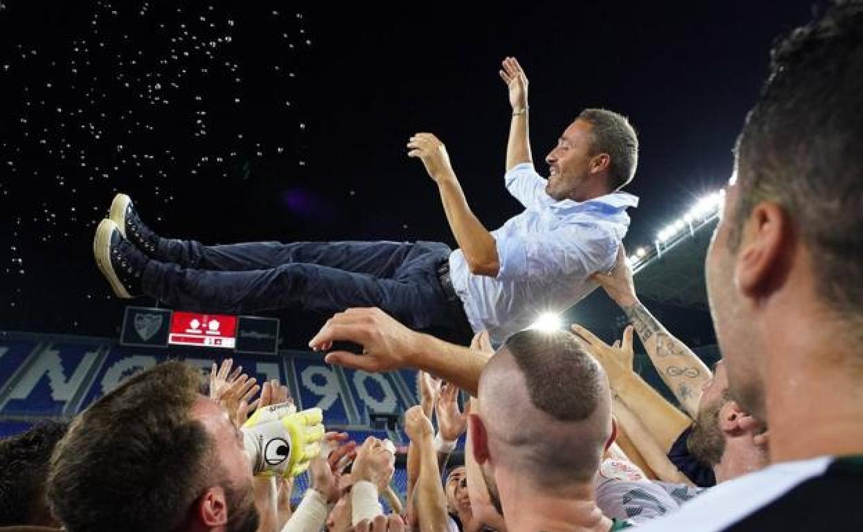 Óscar Cano es manteado por los jugadores del Castellón tras lograr el ascenso a Segunda. CD 