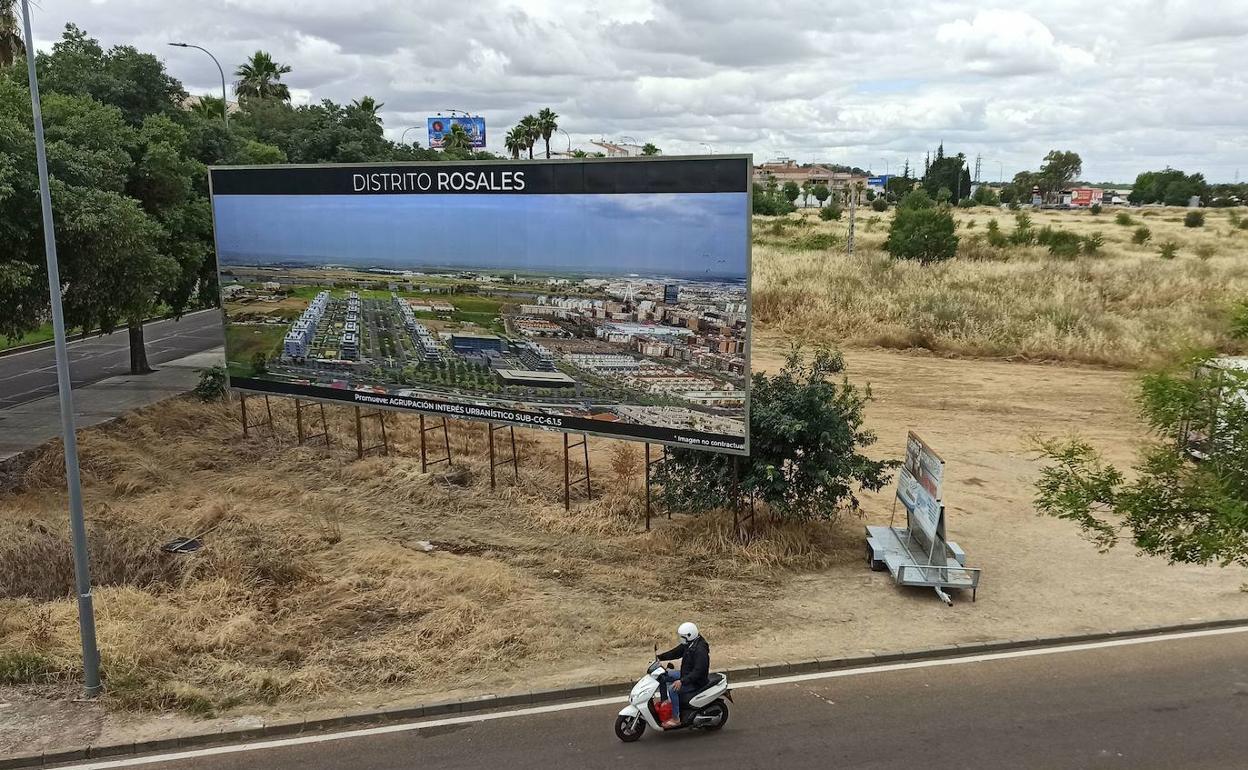 Valla que anuncia la nueva urbanización de Distrito Rosales en la carretera de Olivenza.