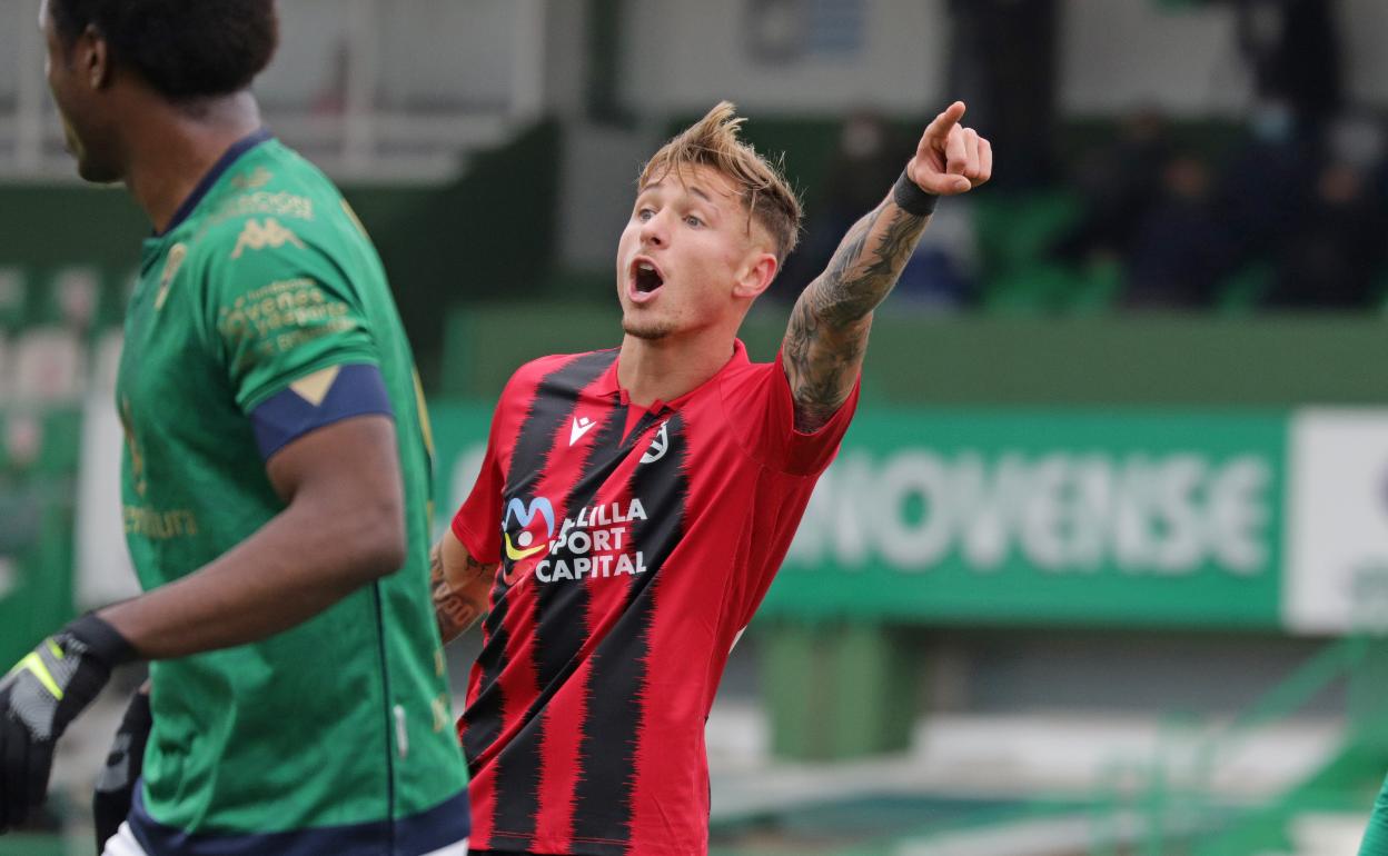 Isi Gómez, con el Melilla en un partido ante el Villanovense. 