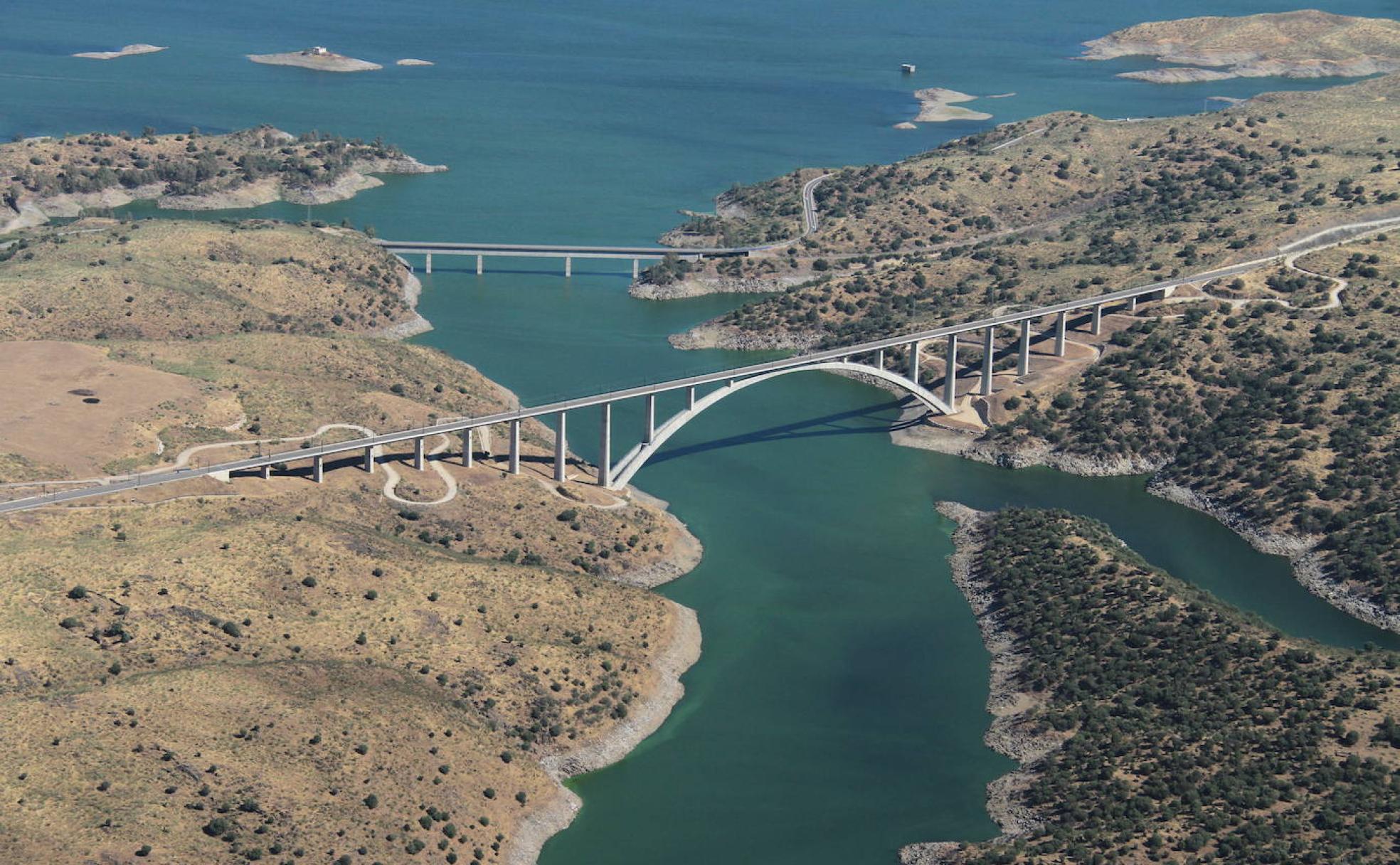 Puente sobre el río Almonte, con vía doble electrificada, la actuación más emblemática del AVE en Extremadura