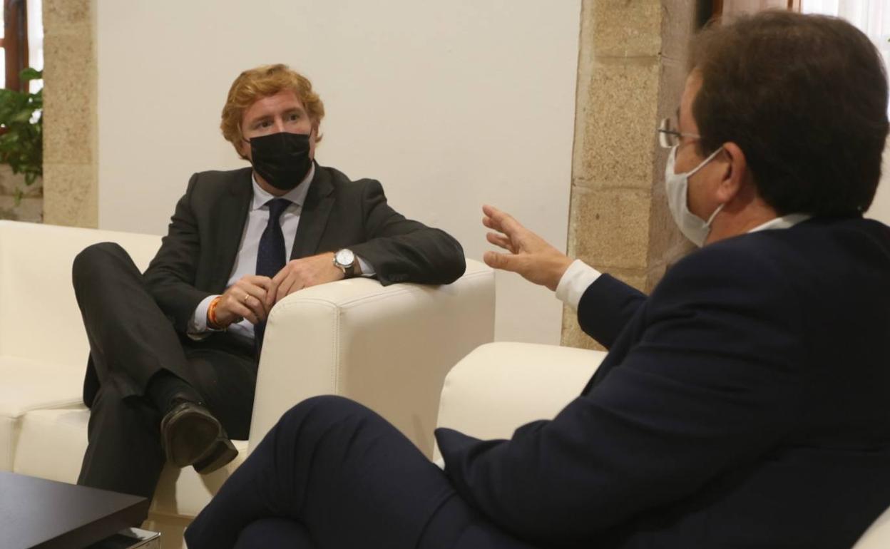 El alcalde, Ignacio Gragera, y el presidente de la Junta, Guillermo Fernández Vara. 