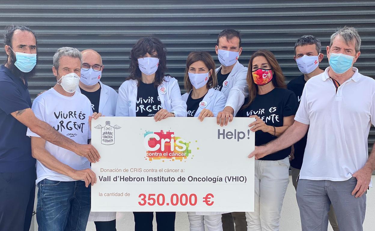 Entrega simbólica de los 350.000 euros para la investigación en cáncer que promueve CRIS contra el cáncer. 