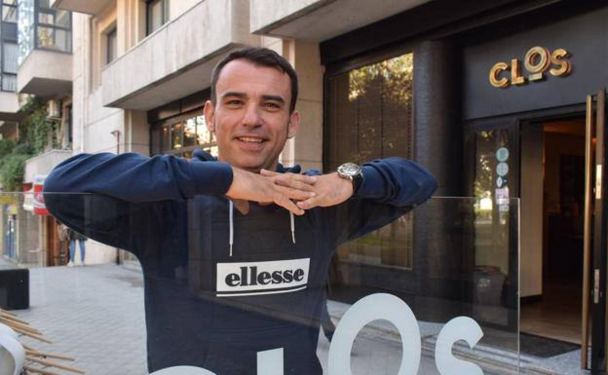 Marcos Granda, frente a su restaurante madrileño. 