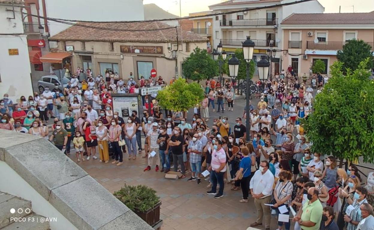 Plaza de la Fuente de Cabeza del Buey, donde se han concentrado los vecinos de Cabeza del Buey.