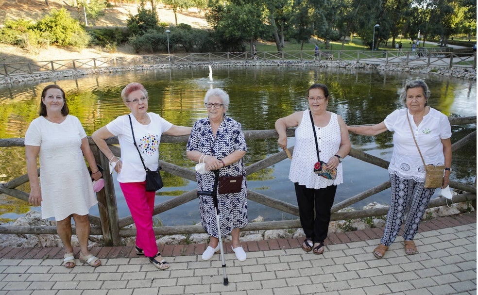 De izqda. a dcha.) Dori Barra, María Josefa Díaz, Lali Solís, Rosa Valle y María Josefa Espadero, el jueves sobre la fuente grande del parque. 