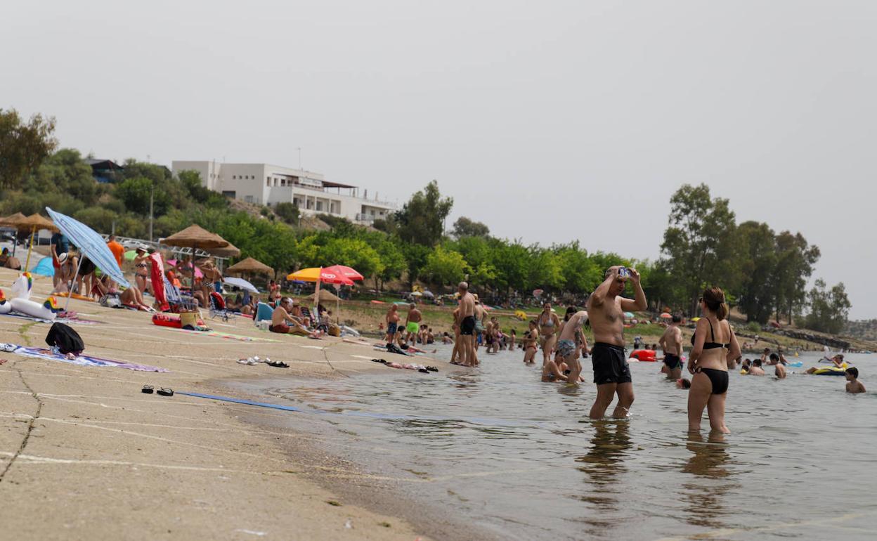 Bañistas en la playa de Orellana, este domingo. 