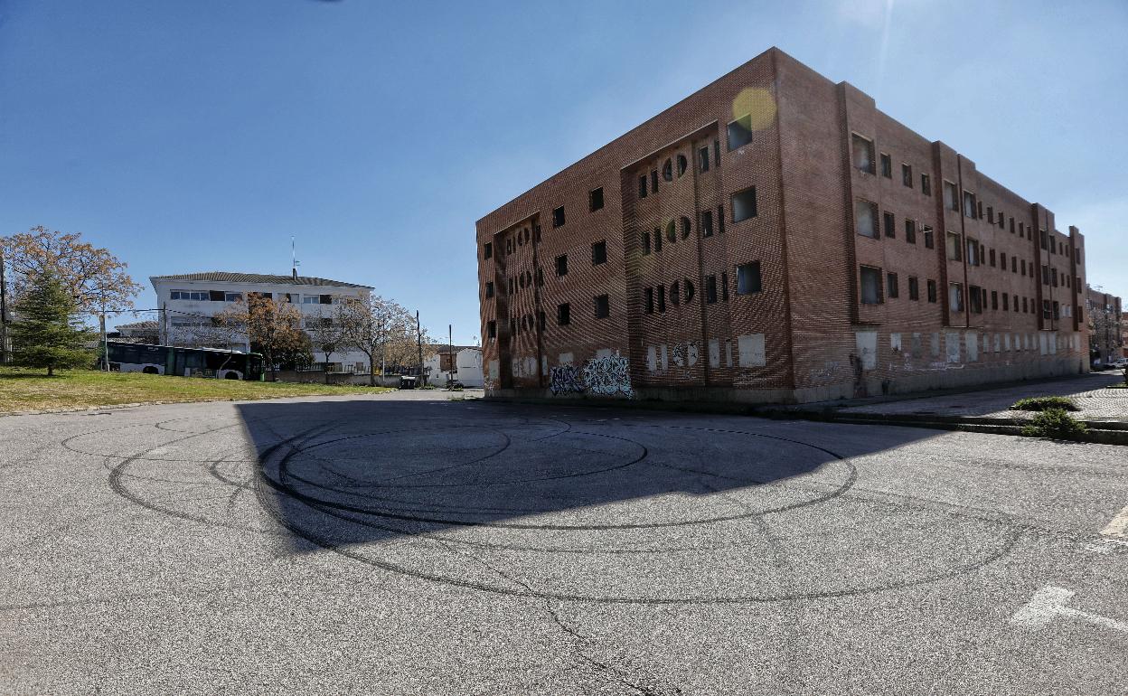 Restos de frenadas y derrapes de los vehículos en la barriada en una imagen de archivo. 