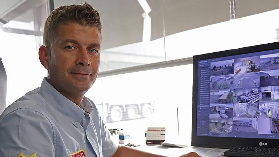 David tiene 20 cámaras que vigilar en cada servicio.