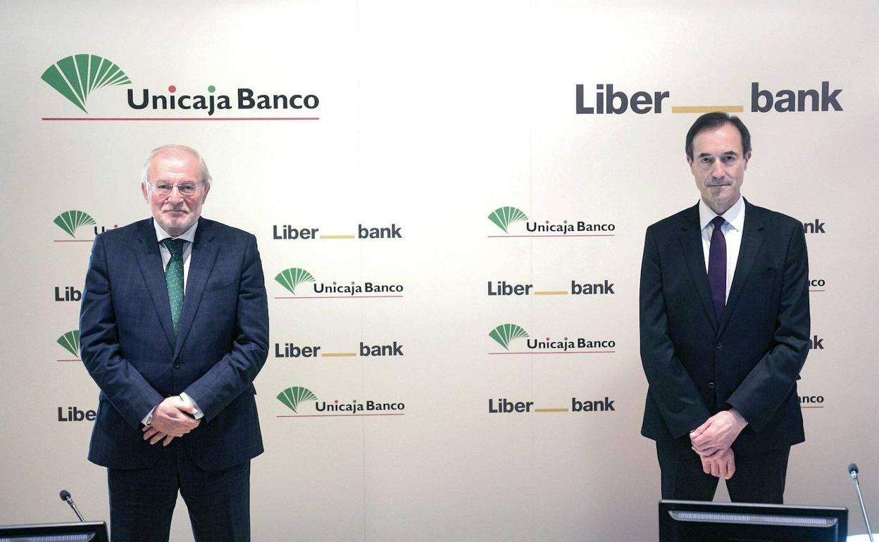 Manuel Azuaga, presidente de Unicaja, y Manuel Menéndez, CEO de Liberbank. 