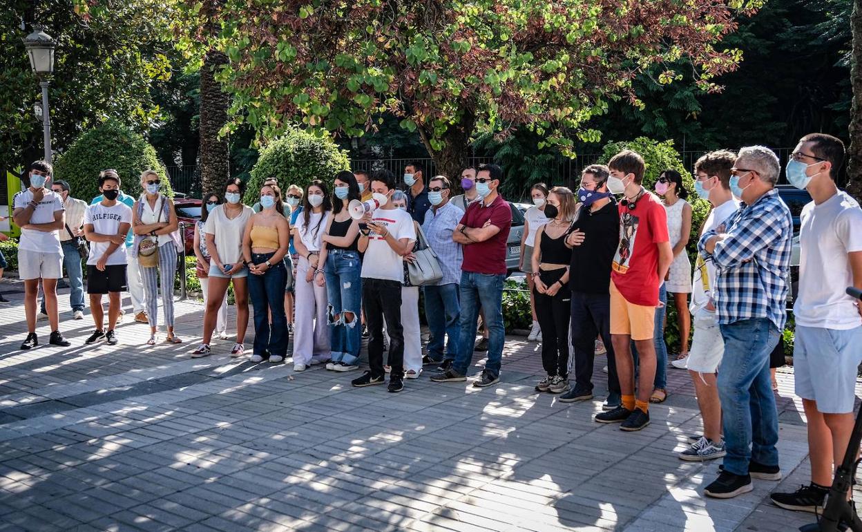 Los manifestantes en la avenida de Huelva. 