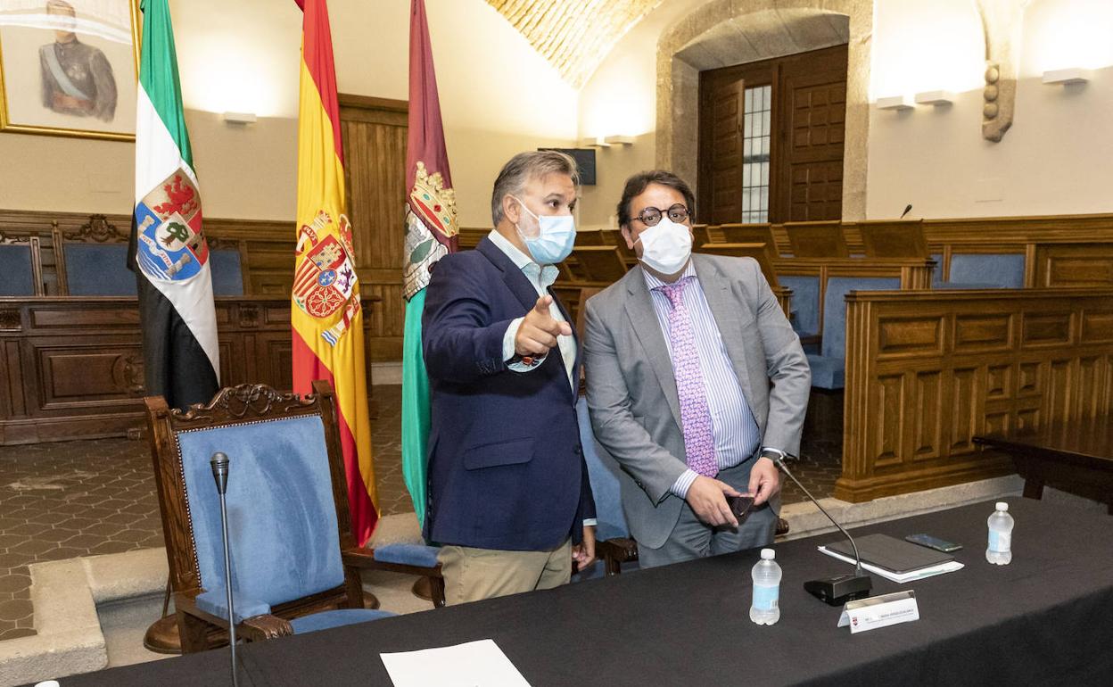 El alcalde, con el consejero de Sanidad, en la última visita que realizó a la ciudad.