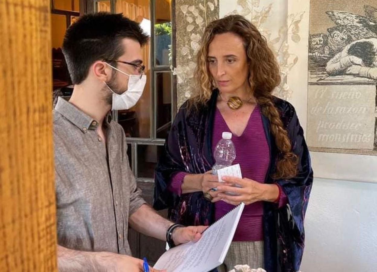 El cineasta Alberto Pino charla con la actriz Chusa Barbero. 