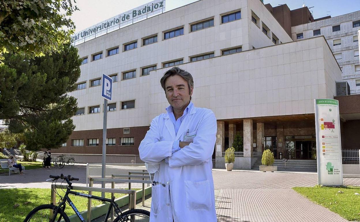 Agustín Pijierro delante del Hospital Universitario de Badajoz, donde trabaja en la octava planta.