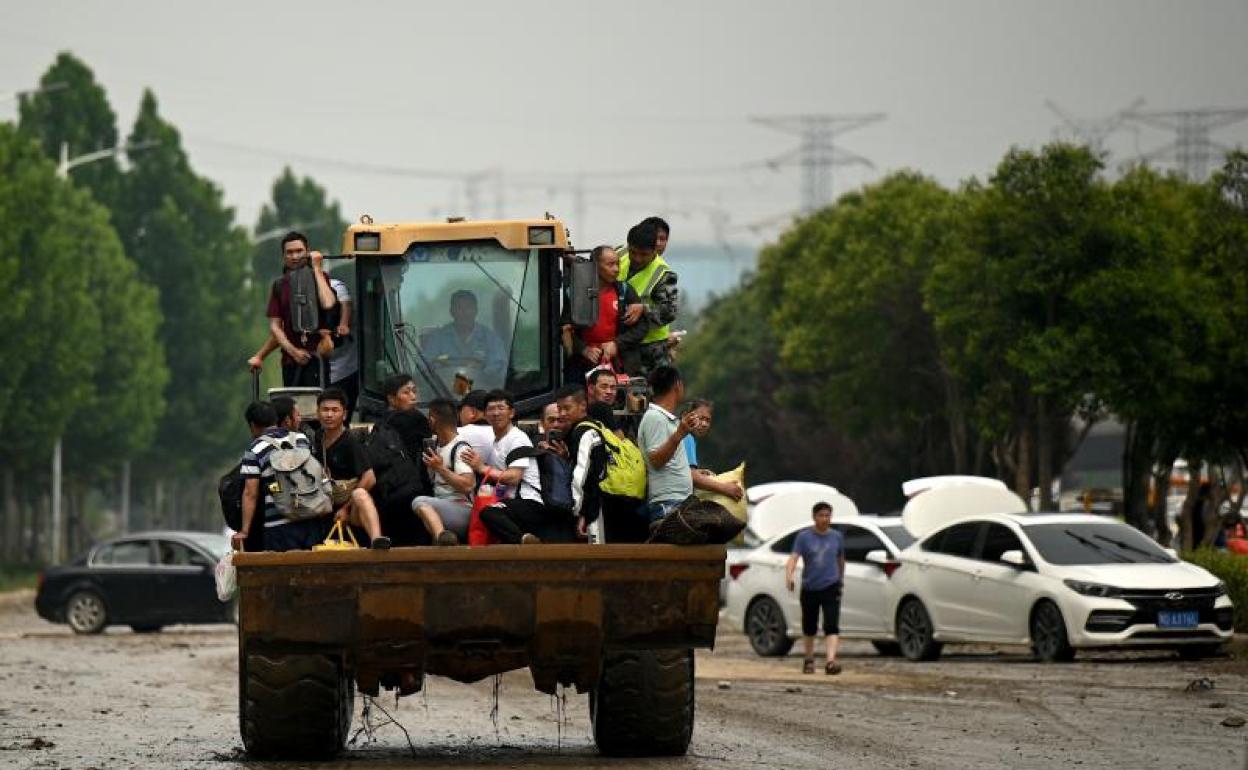 Vecinos son evacuados por una excavadora en Zhengzho.