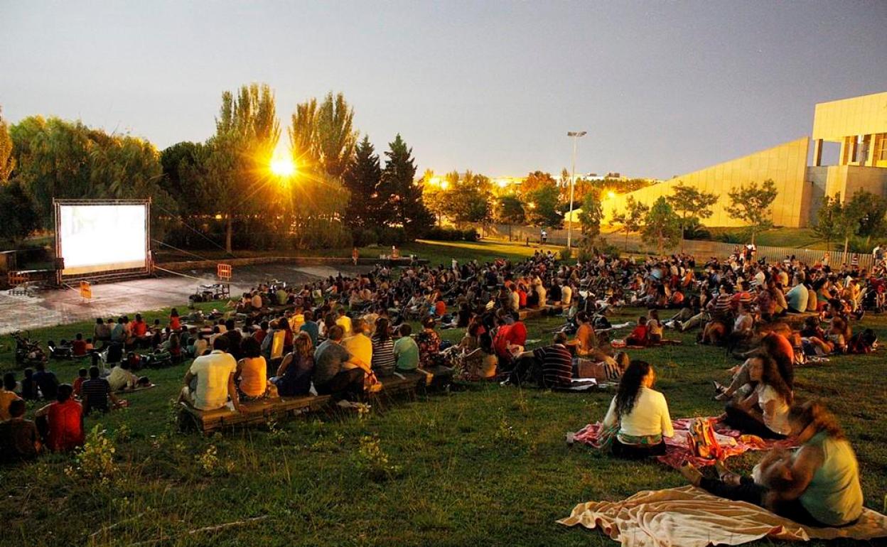 Pasacalles, cuentacuentos y cine al aire libre en Mérida