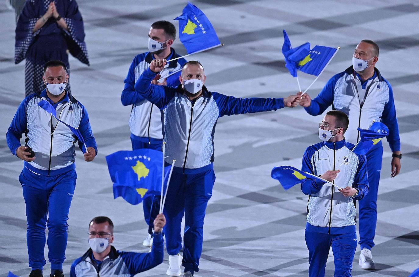 Desfile de la delegación de Kosovo durante la ceremonia de inauguración de los Juegos Olímpicos de Tokio 2020. 