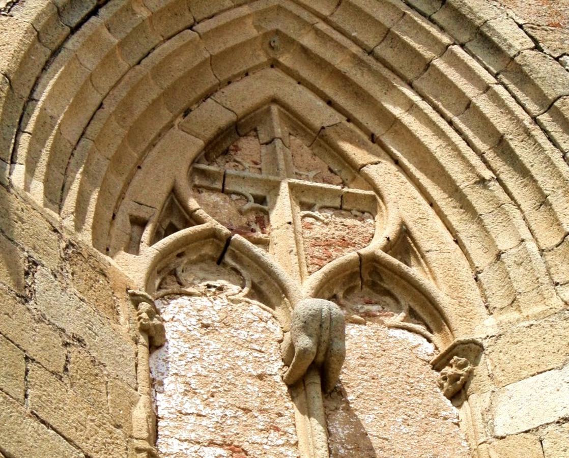 El culo del diablo en el ábside de la iglesia.