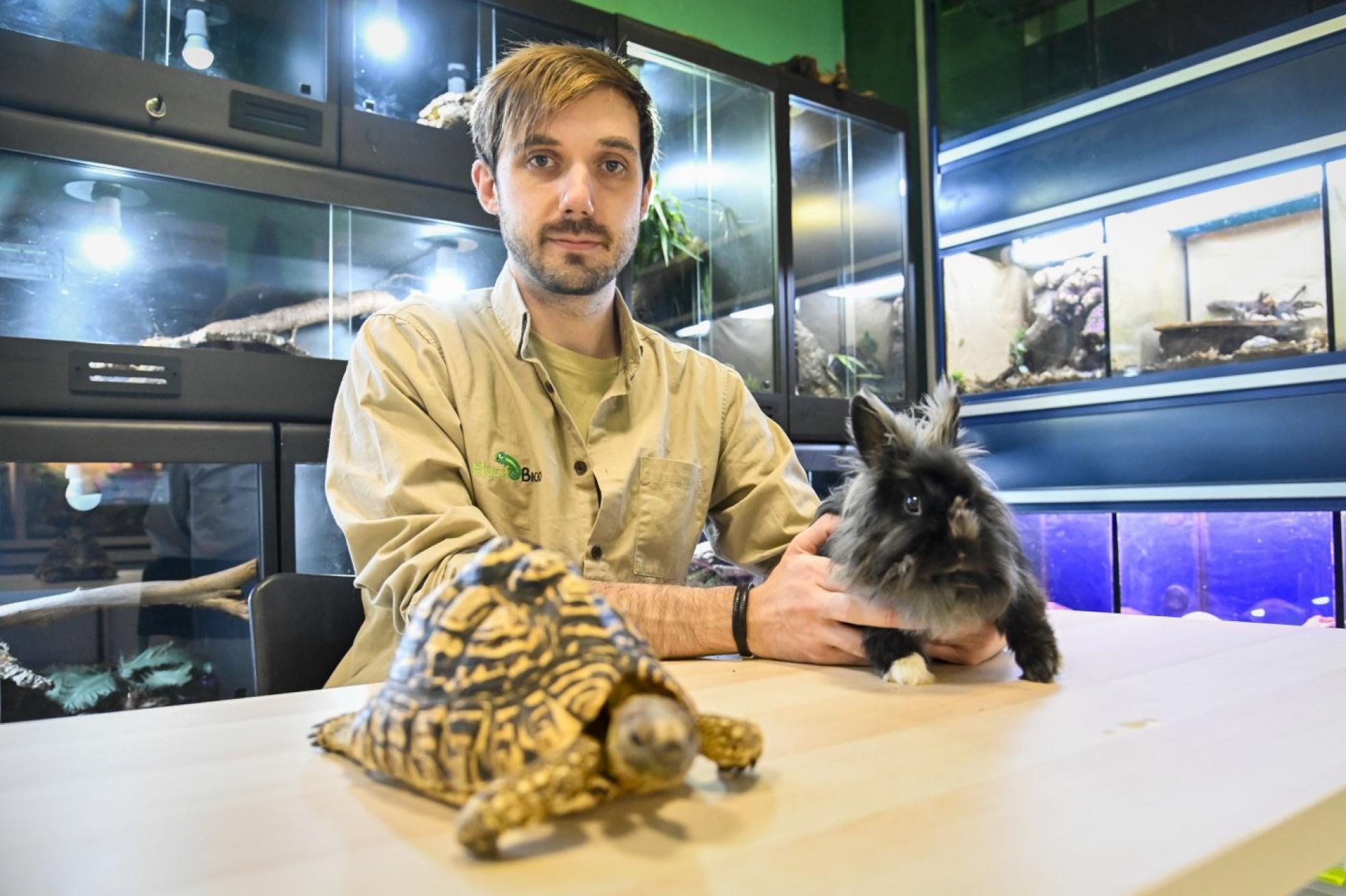 Gonzalo Barrantes, con algunos de los animales que recoge. 