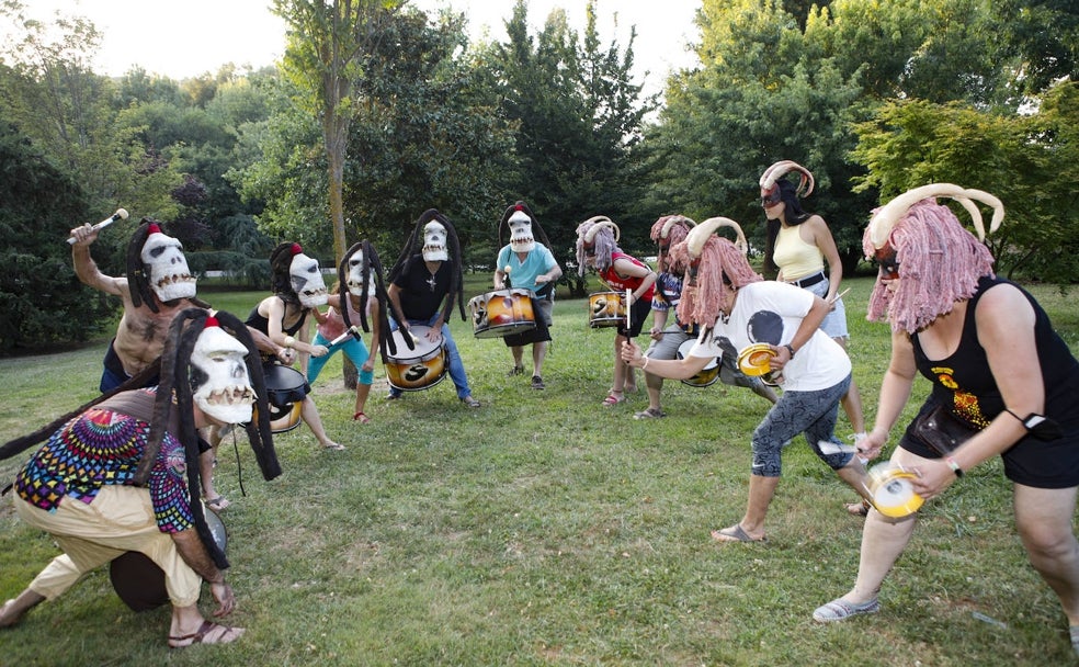 La tribu Santuka de Fuego ensaya en el centro de ocio de Casar de Cáceres y varios de sus miembros sorprendían en el Príncipe hace unos días. 