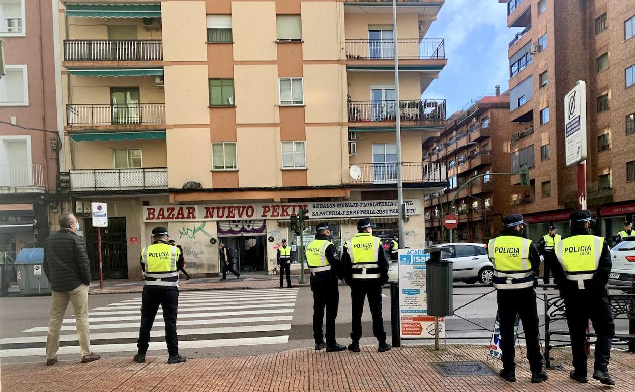 Policías en formación durante el periodo de prácticas en la Academia, en Cáceres. 