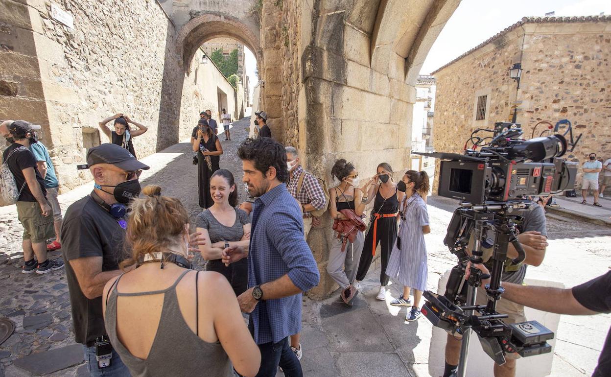 Elena Rivera y Miguel Ángel Muñoz, esta tarde bajo el Arco de la Estrella durante el rodaje. 