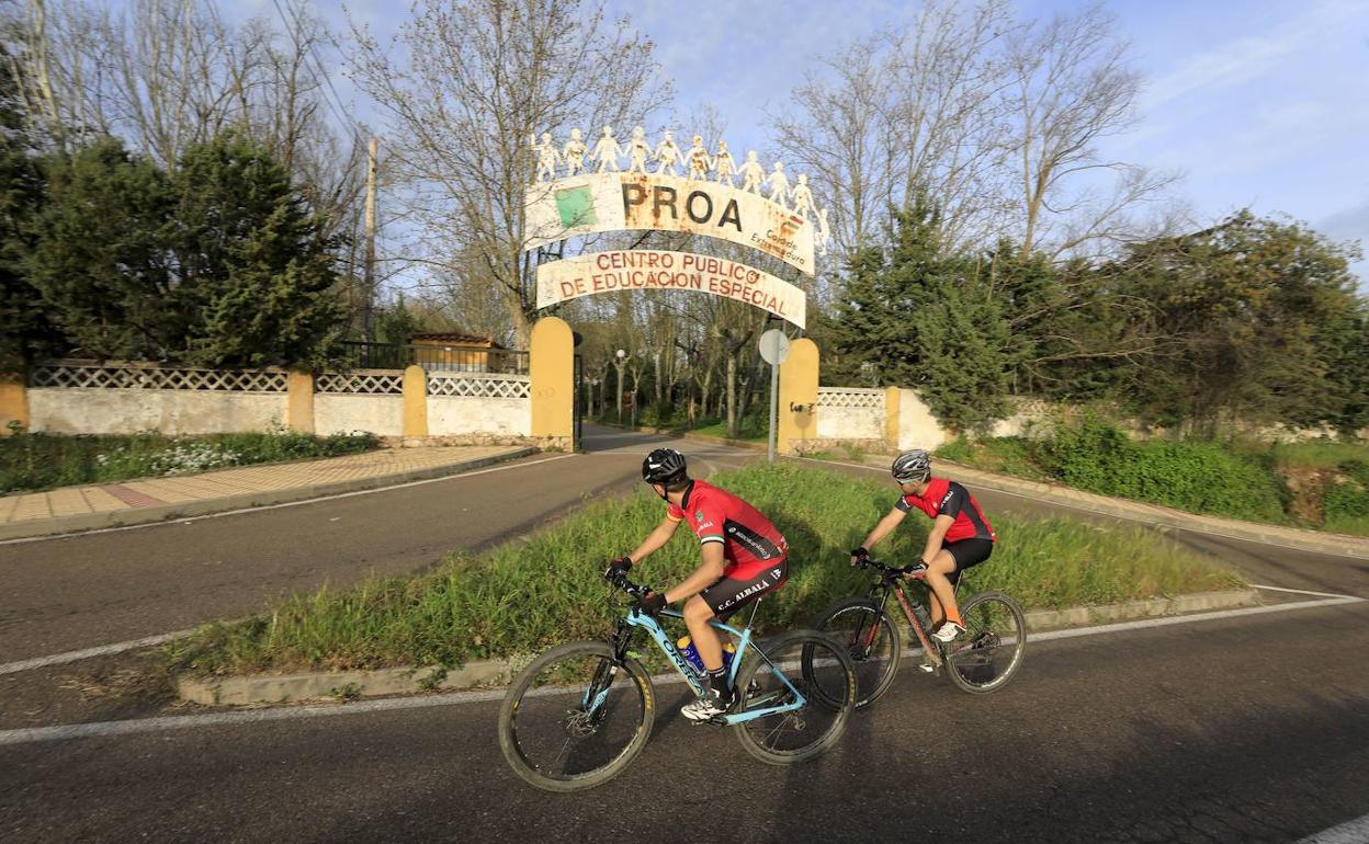 Vista general de la entrada al actual colegio, en Aldea Moret.