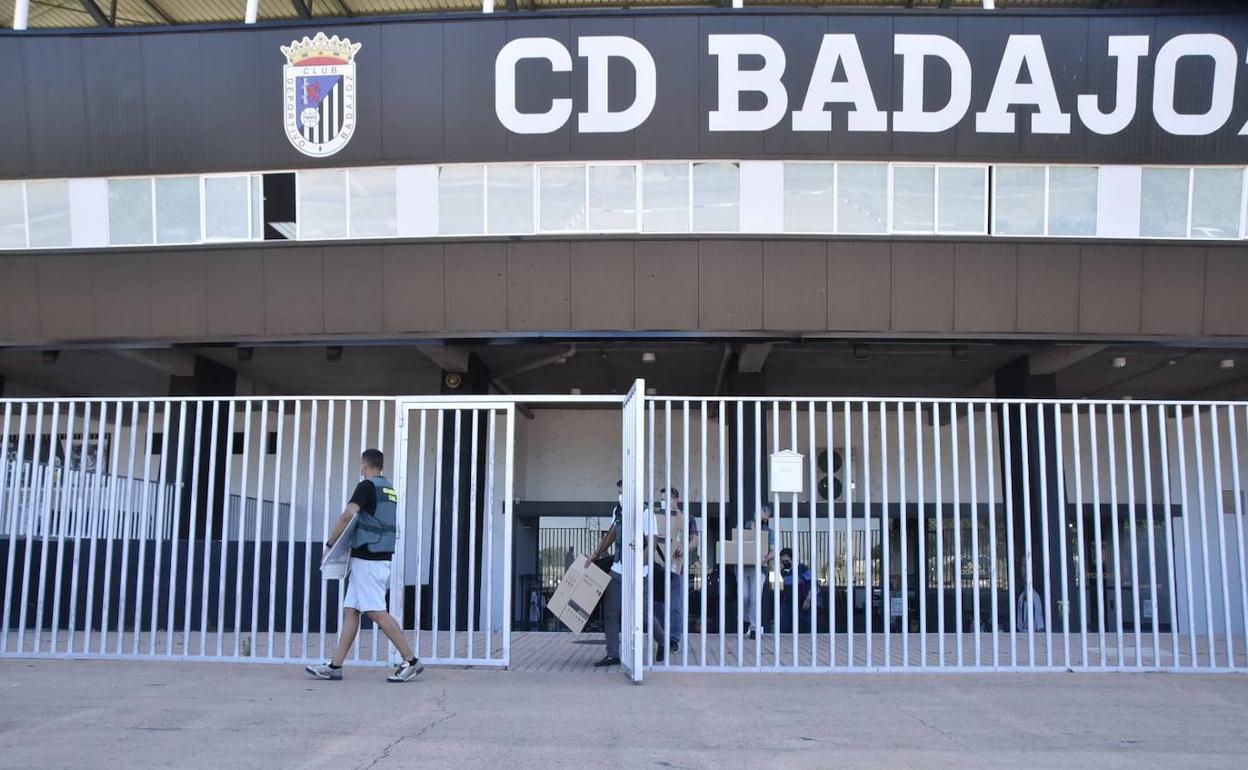 Los agentes de la Guardia Civil terminan el registro en el Nuevo Vivero. 