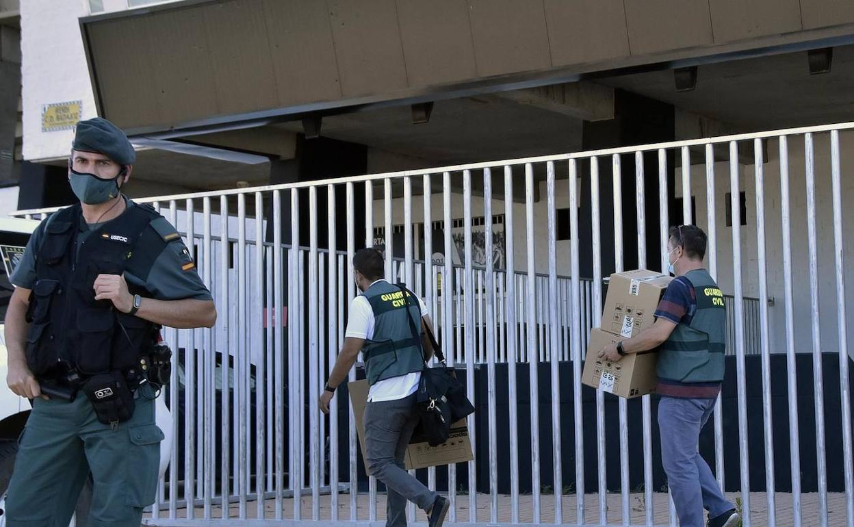 La Guardia Civil y técnicos de Hacienda saliendo el martes del registro del Nuevo Vivero. 