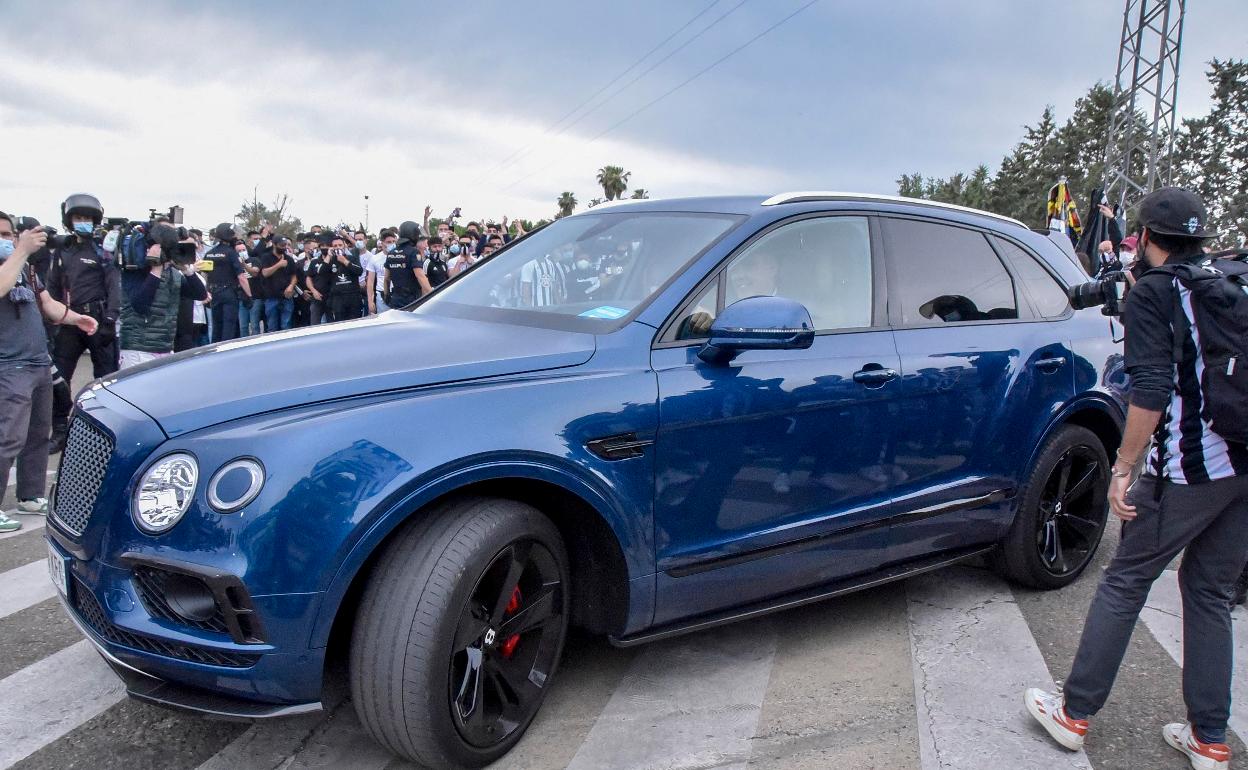 Joaquín Parra entra en un Bentley en el partido en el que el CD Badajoz se jugó el ascenso. 