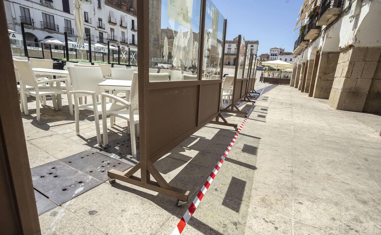 Las terrazas se han separado de los soportales con la creación de un recorrido señalizado. 