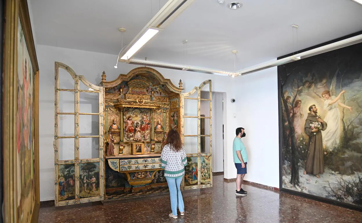 Sala del MUBA en el edificio de Meléndez Valés, donde se expone un mueble-altar de finales del XIX. 