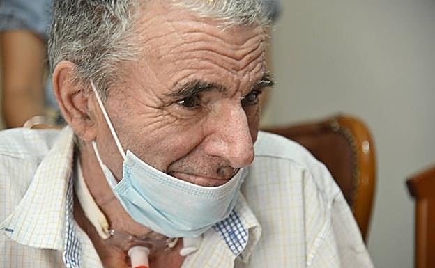 Carlos Camello, mientras relata su experiencia. 