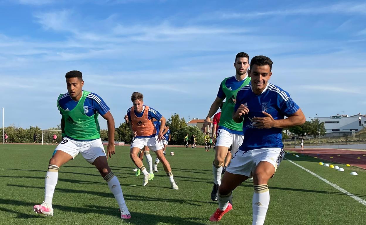 Los jugadores del Badajoz calientan antes del comienzo del encuentro. 