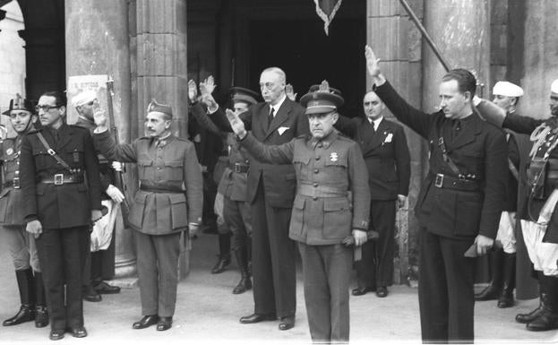 Imagen principal - Arriba, el Consejo Nacional de Falange reunido en Burgos. Abajo, a la izquierda, el documento en el que se anuncia el final de la contienda; y a la derecha, Franco en su gira por España tras su victoria. 