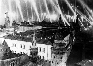 Imagen secundaria 1 - Arriba, Celebración aliada con los líderes militares de las fuerzas de liberación. Abajao, a la izquierda, fuegos artificiales en Moscú para celebrar el fin de la contienda; y, a la derecha, soldado ruso controla el tráfico en la plaza de Berlín.