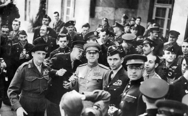 Imagen principal - Arriba, Celebración aliada con los líderes militares de las fuerzas de liberación. Abajao, a la izquierda, fuegos artificiales en Moscú para celebrar el fin de la contienda; y, a la derecha, soldado ruso controla el tráfico en la plaza de Berlín.