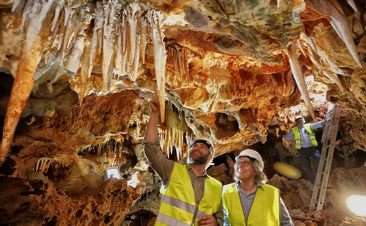 El alcalde, Luis Salaya, junto a la consejera de Movilidad, Leire Iglesias, en una visita a las grutas. 