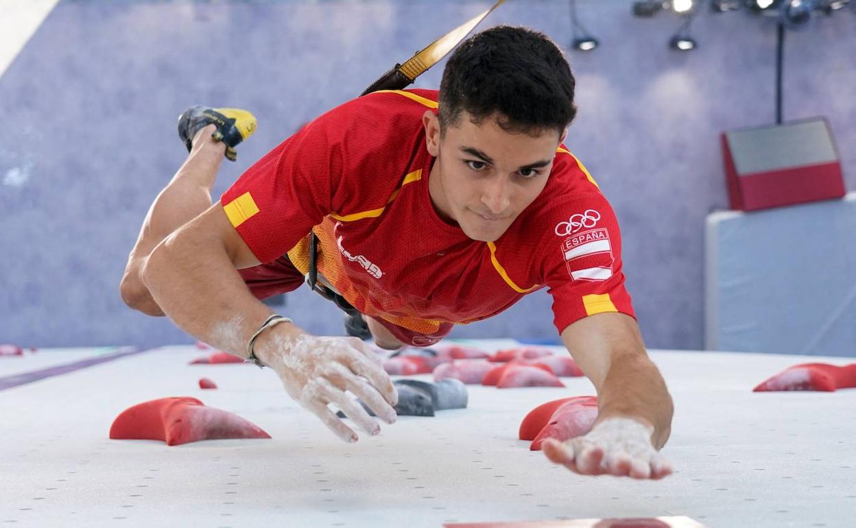 El cacereño Alberto Ginés durante su participación en una de las modalidades de la escalada. 