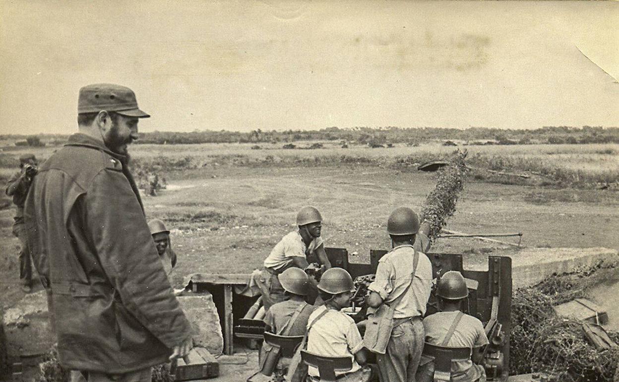 El líder cubano rodeado de soldados. 