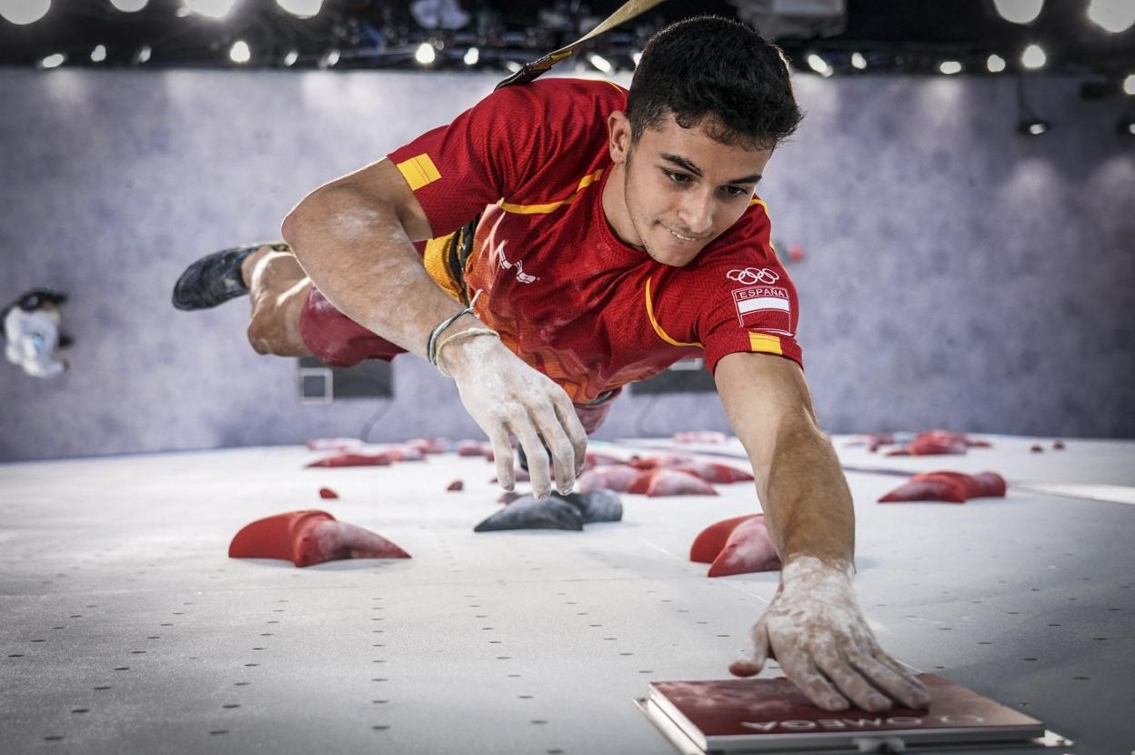 El escalador llega a lo más alto y detiene el crono con un tiempo (6.42) que le hacía ganador de la prueba de velocidad. 