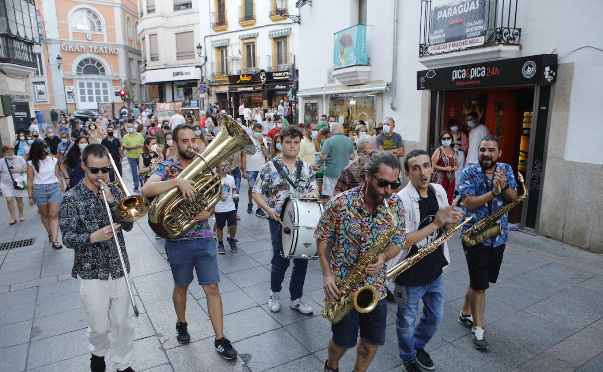 Pasacalles de Manteca Grass Band este pasado jueves en Cáceres. 