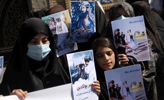 Decenas de mujeres salen a la calle en Herat para apoyar a los líderes muyahidines que luchan contra los talibanes.